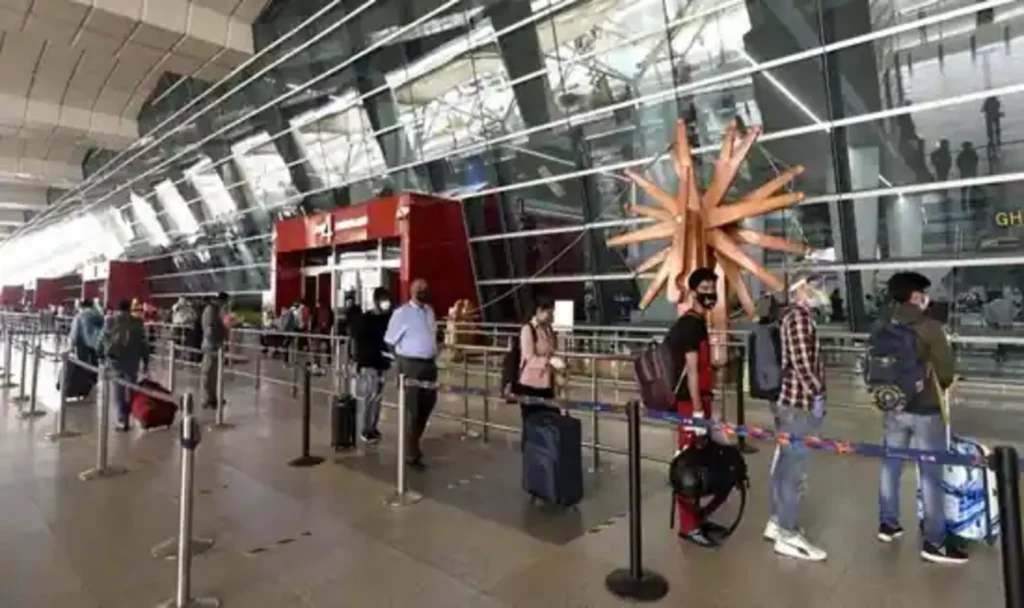 Airport people standing in line