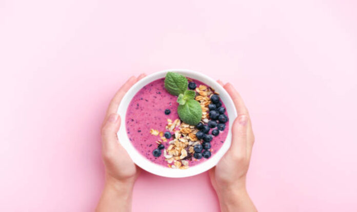 hands-holding-smoothie-bowl