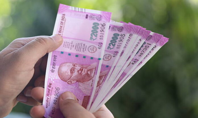 Indian currency 2000 notes held in hands