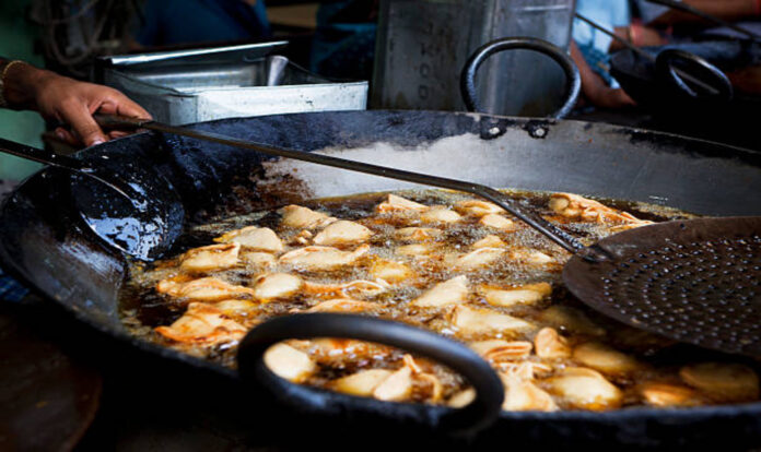 Samosa frying