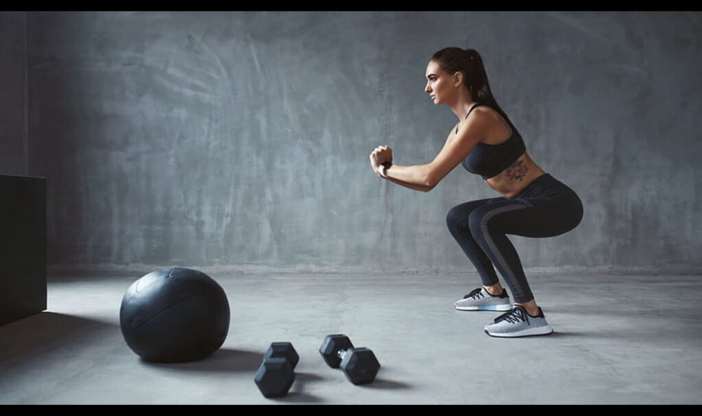 Women doing quad exercise at gym